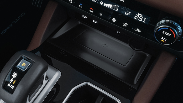 Nahaufnahme der Mittelkonsole des Mitsubishi Outlander Select