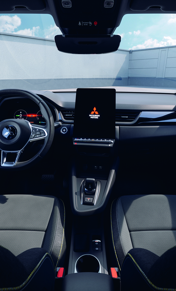 Mitsubishi Grandis Intro Edition Innenraum-Ansicht mit schwarzen Sitzen, digitalem Cockpit, großem Touchscreen-Display und modernem Lenkrad