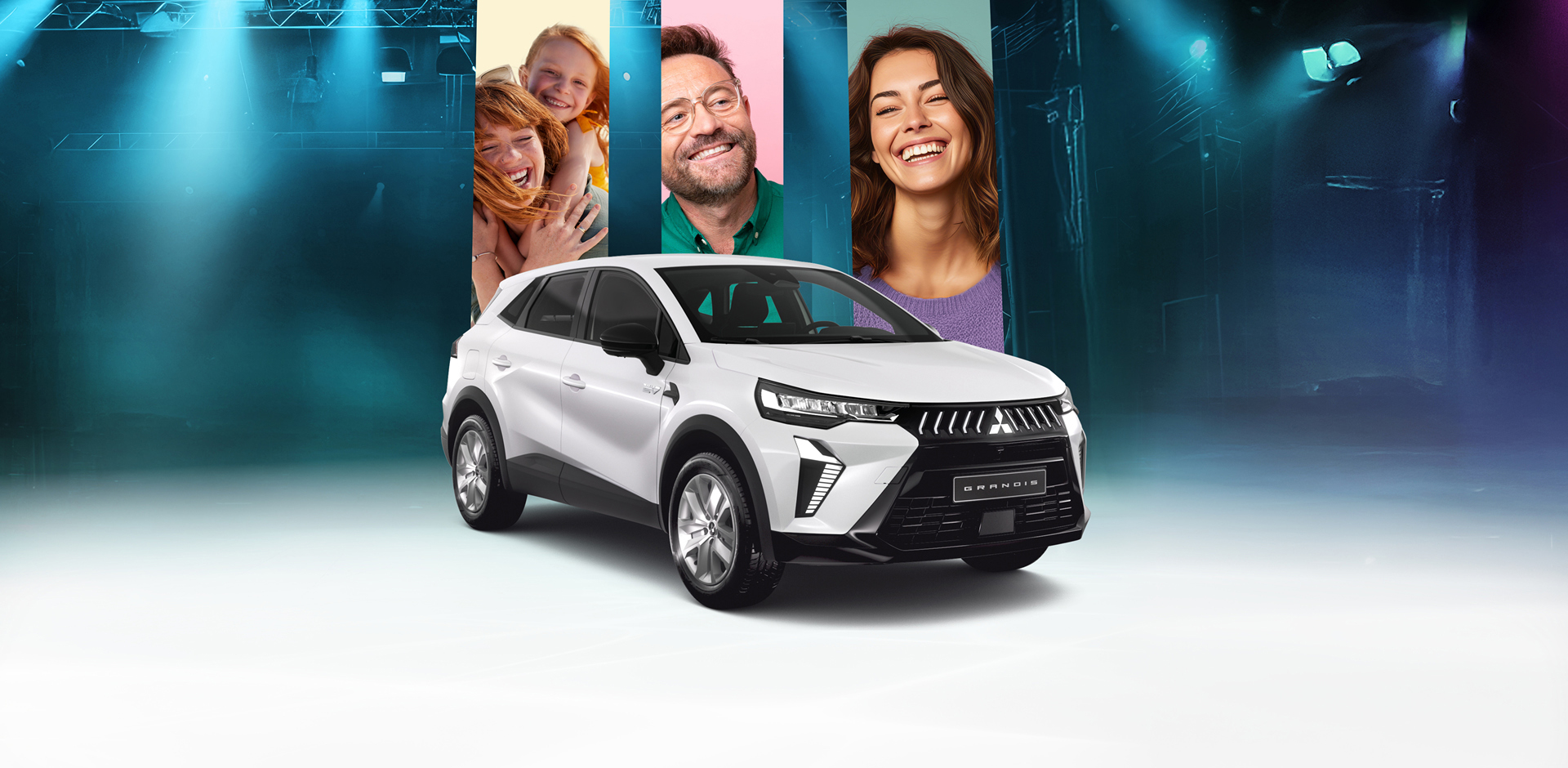 Mitsubishi Grandis Diamant in Weiß in Frontansicht mit drei lächelnden Personen im Hintergrund vor grün-blauem Bühnen-Setting
