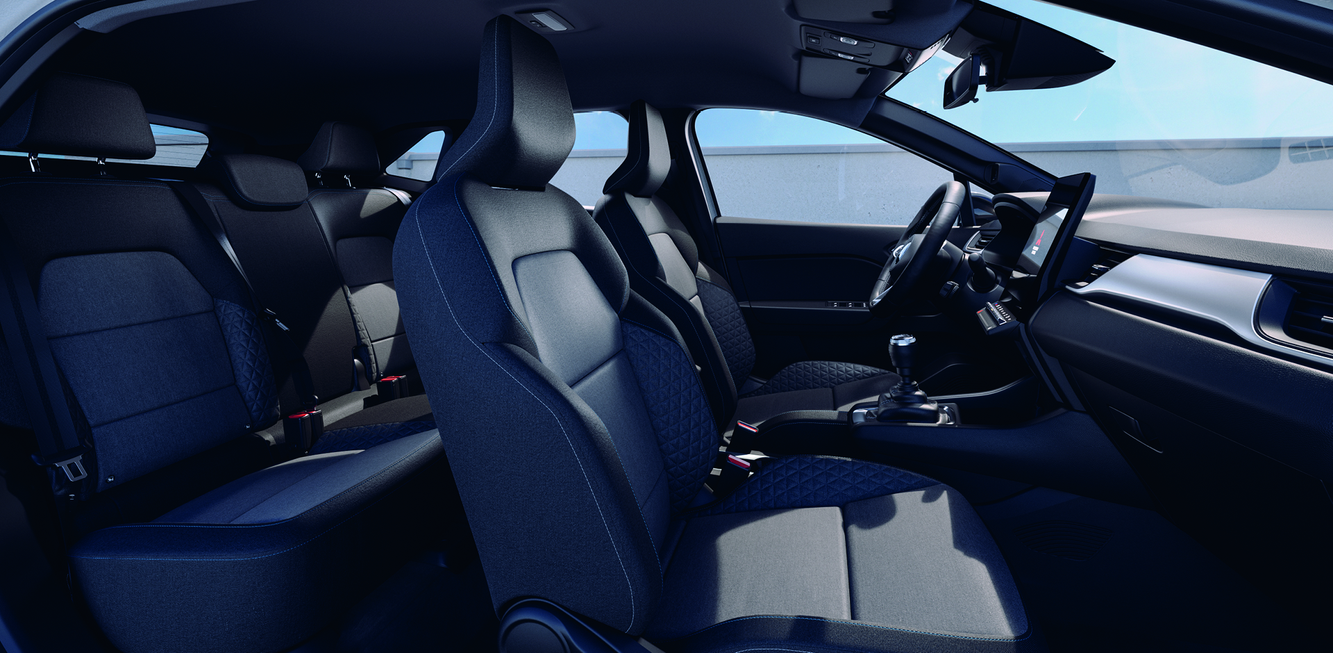 Geräumiger Fahrzeuginnenraum mit schwarzen Sitzen, Blick auf Vorder- und Rücksitze durch geöffnete Beifahrertür