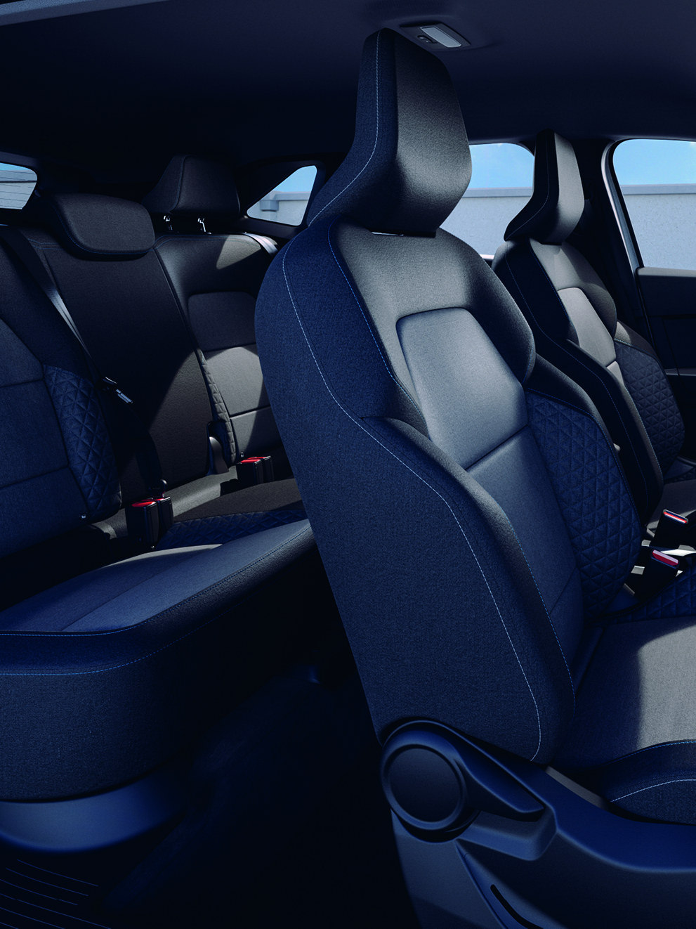 Geräumiger Fahrzeuginnenraum mit schwarzen Sitzen, Blick auf Vorder- und Rücksitze durch geöffnete Beifahrertür