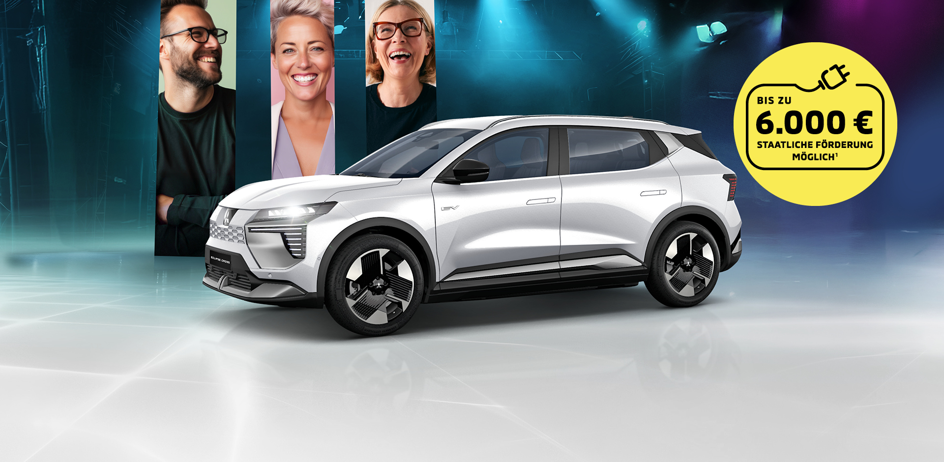 Mitsubishi Eclipse Cross in Weiß mit drei lächelnden Personen im Hintergrund vor blauem Bühnen-Setting