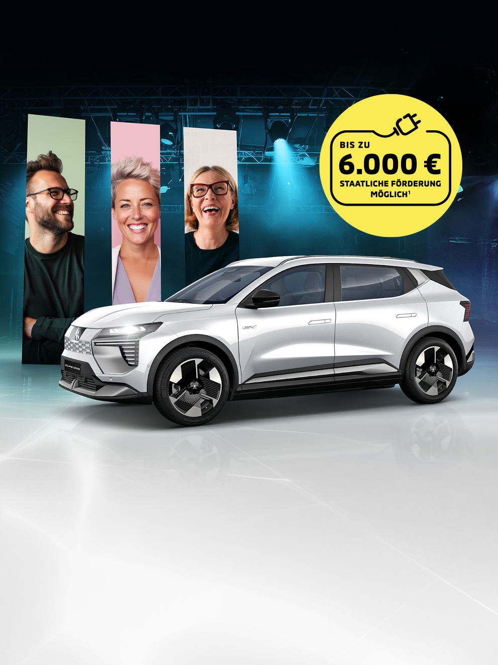 Mitsubishi Eclipse Cross in Weiß mit drei lächelnden Personen im Hintergrund vor blauem Bühnen-Setting