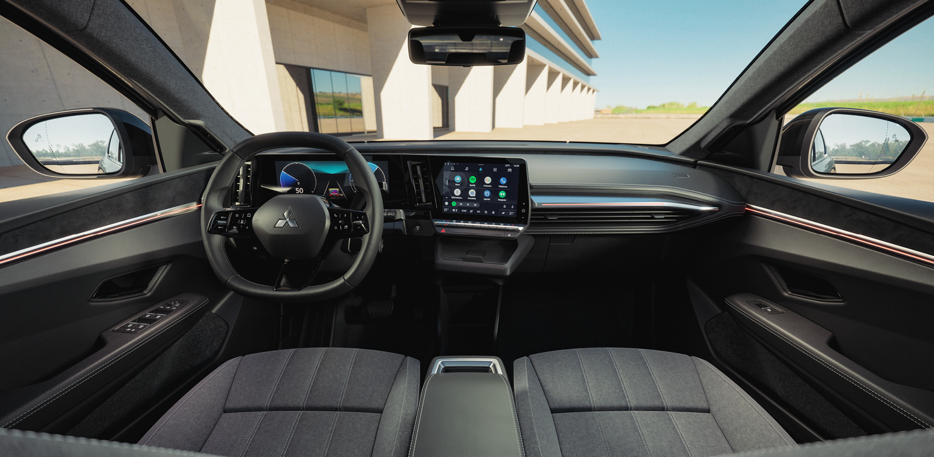 Modernes Cockpit des Mitsubishi Eclipse Cross mit schwarzen Sitzen, digitalem Tacho, zentralem Touchscreen-Infotainmentsystem
