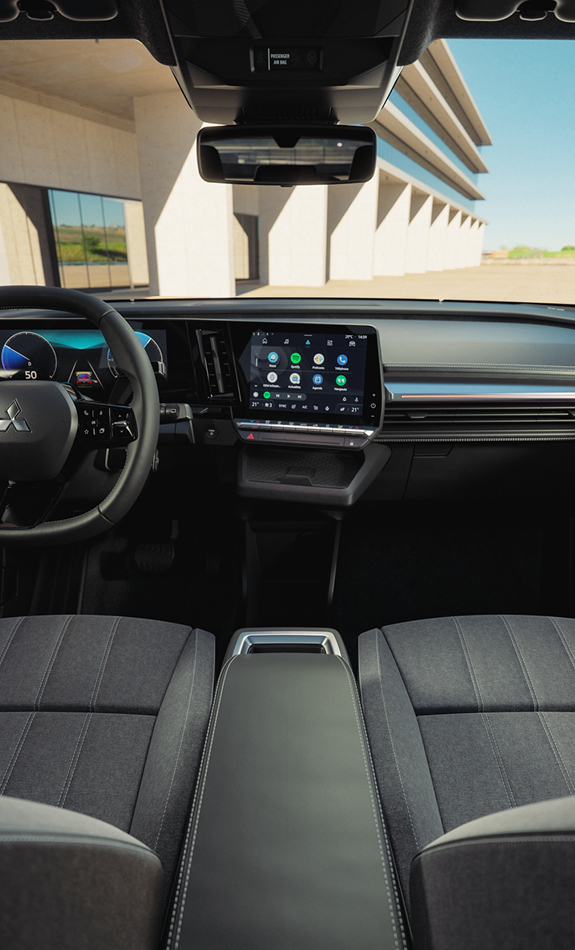 Modernes Cockpit des Mitsubishi Eclipse Cross mit schwarzen Sitzen, digitalem Tacho, zentralem Touchscreen-Infotainmentsystem