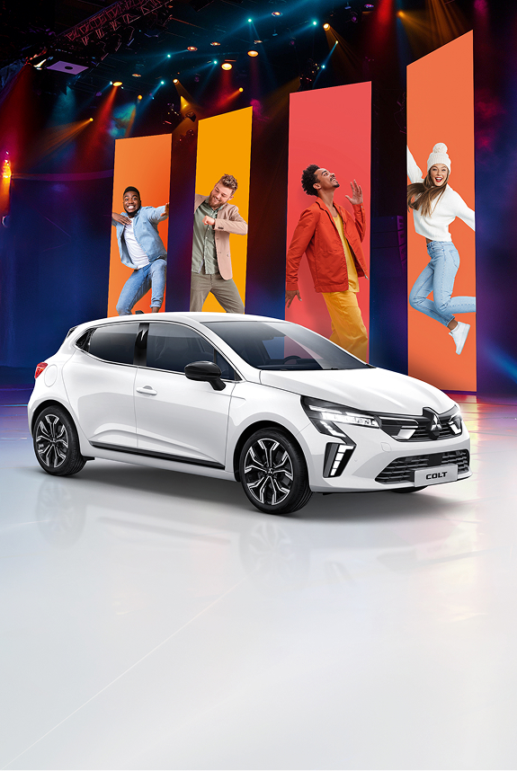 Mitsubishi COLT Edition Eine Bühne mit dem COLT Edition und Bannern im Hintergrund auf denen lachende Menschen zu sehen sind