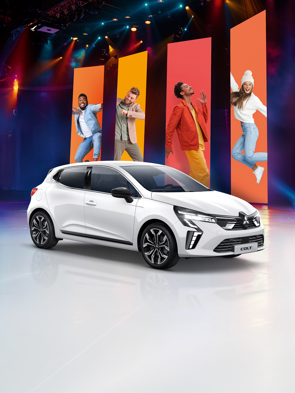 Mitsubishi COLT Edition Eine Bühne mit dem COLT Edition und Bannern im Hintergrund auf denen lachende Menschen zu sehen sind