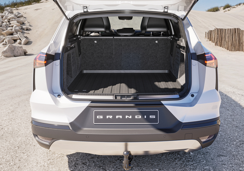 Mitsubishi Grandis Heckansicht mit geöffnetem Kofferraum und angebrachtem Zubehör