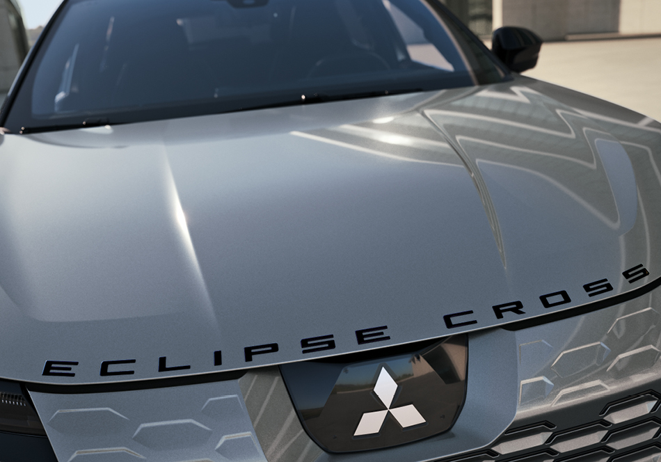 Frontansicht des Mitsubishi Eclipse Cross in Grau mit markantem Eclipse Cross Schriftzug in Schwarz auf der Motorhaube