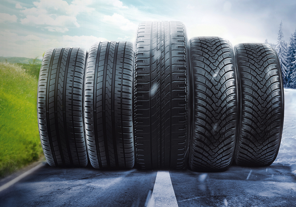 Fünf verschiedene Reifenprofile nebeneinander auf geteiltem Sommer-Winter-Straßenhintergrund